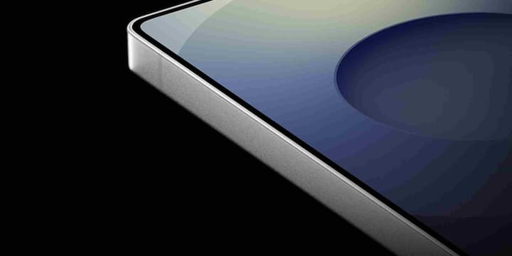 हालांकि Samsung की नई Galaxy S26 Ultra सीरीज बाजार में आ चुकी है लेकिन Galaxy S25 Ultra आज भी दमदार फ्लैगशिप अनुभव देने में सक्षम माना जाता है. फोन में Snapdragon 8 Elite प्रोसेसर दिया गया है जो भारी Gaming, Multitasking और Photo Editing जैसे कामों को आसानी से संभाल सकता है.