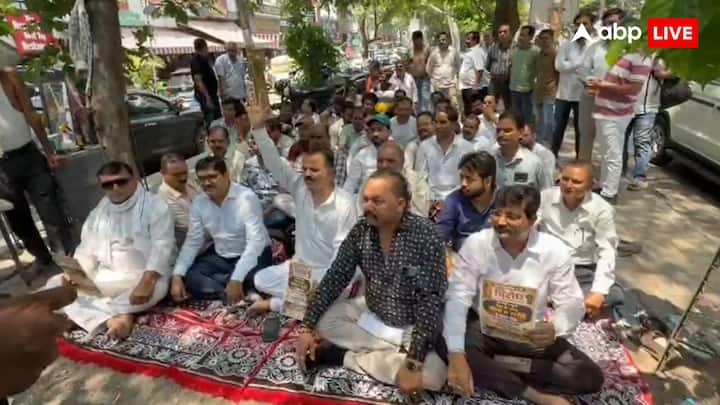 प्रधानमंत्री नरेंद्र मोदी ने कल देशवासियों को एक साल तक सोना न खरीदने की अपील की है. जिसके बाद से विरोध में लखनऊ महानगर सराफा एसोसिएशन ने एक दिवसीय व्यापार बंद कर विरोध प्रदर्शन किया है.