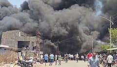 Nandurbar Fire News: नंदुरबारच्या नवापूर एमआयडीसीत अग्नितांडव! टेक्स्टाईल कंपनीला भीषण आग, तब्बल 15 किमी अंतरावरून दिसतायेत धुराचे लोट