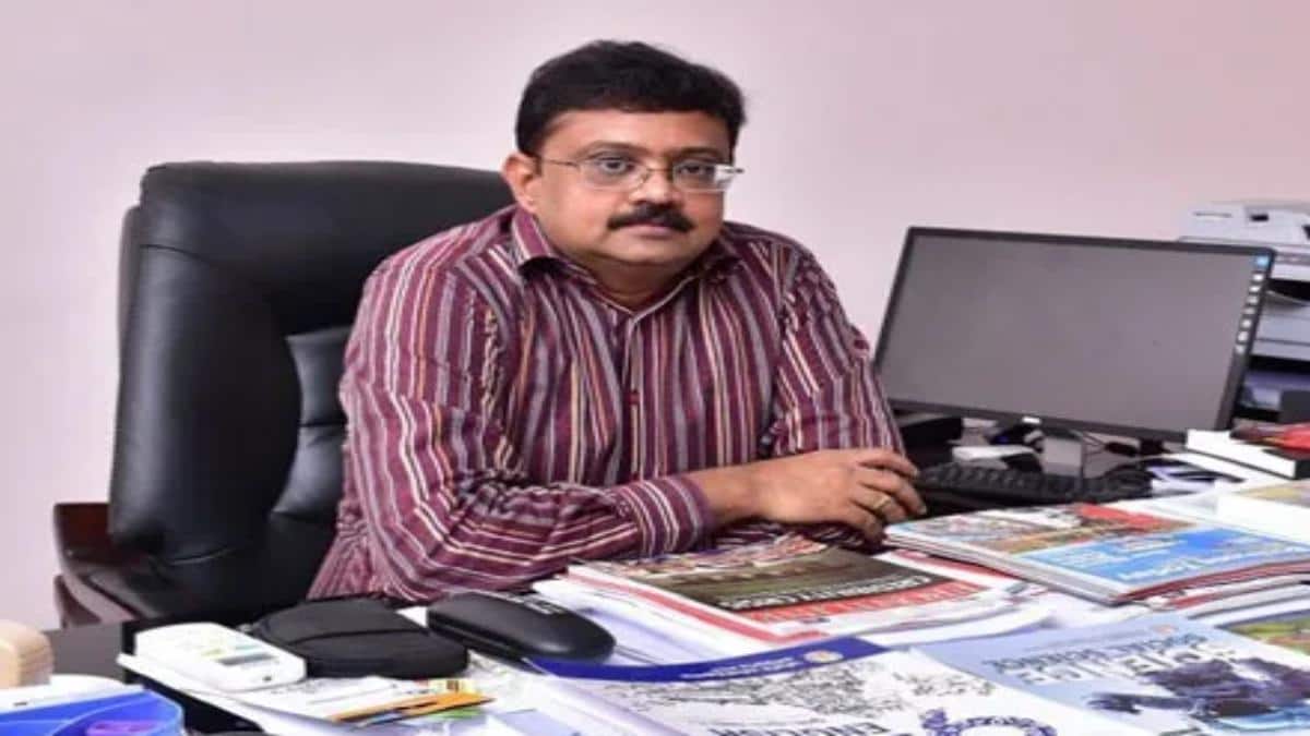 IAS Officers Transfer: முதல்வர் விஜய்யின் முதல் 'ஆக்‌ஷன்' - ஐஏஎஸ் அதிகாரிகள் அதிரடி மாற்றம்; உதயசந்திரன், அமுதா காத்திருப்புப் பட்டியலுக்கு இடமாற்றம்