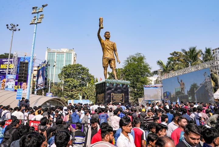 পরের দিন সকালে ভার্চুয়ালি মেসি ১০ টা নাগাদ লেক টাউন মোড়ে তাঁর ৭০ ফুটের মূর্তিটি উন্মোচন করেন। পাঁচতারা হোটেলে দেখা করেন শাহরুখ খান, সঞ্জীব গোয়েঙ্কাদের সঙ্গে।