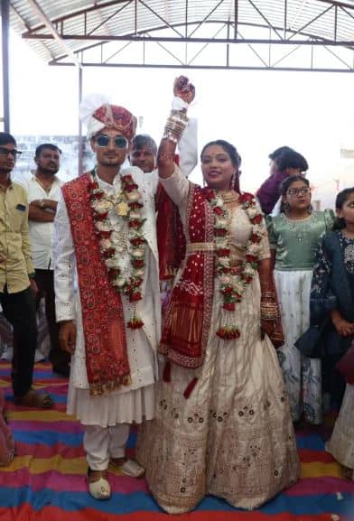 Mohan weds Pooja : 'ਮੋਹਨ ਵੈੱਡਸ ਪੂਜਾ' ਦੀਆਂ ਵਾਇਰਲ ਫੋਟੋਆਂ ਨੇ 11 ਮਈ ਨੂੰ ਇੰਟਰਨੈੱਟ 'ਤੇ ਧਮਾਲ ਮਚਾ ਦਿੱਤਾ। ਸ਼ਾਨਦਾਰ ਵਿਆਹ ਦੀਆਂ ਫੋਟੋਆਂ, ਰੋਮਾਂਟਿਕ ਵੀਡੀਓਜ਼ ਅਤੇ ਸ਼ਾਨਦਾਰ ਰਾਜਸਥਾਨੀ ਸ਼ਾਹੀ-ਥੀਮ ਵਾਲੇ ਜਸ਼ਨ ਦੀਆਂ ਝਲਕਾਂ ਨੇ ਲੋਕਾਂ ਨੂੰ ਇਸ ਜੋੜੇ ਦੀ ਪ੍ਰੇਮ ਕਹਾਣੀ ਬਾਰੇ ਜਾਣਨ ਲਈ ਉਤਸੁਕ ਕਰ ਦਿੱਤਾ ਹੈ। ਇੱਕ ਆਮ ਕੌਫੀ ਸ਼ਾਪ ਦੀ ਮੁਲਾਕਾਤ ਤੋਂ ਸ਼ੁਰੂ ਹੋਈ ਪ੍ਰੇਮ ਕਹਾਣੀ ਹੁਣ ਉਦੈਪੁਰ ਦੇ ਸ਼ਾਹੀ ਮਹਿਲ ਵਿੱਚ ਇੱਕ ਵਿਆਹ ਵਿੱਚ ਬਦਲ ਗਈ ਹੈ।