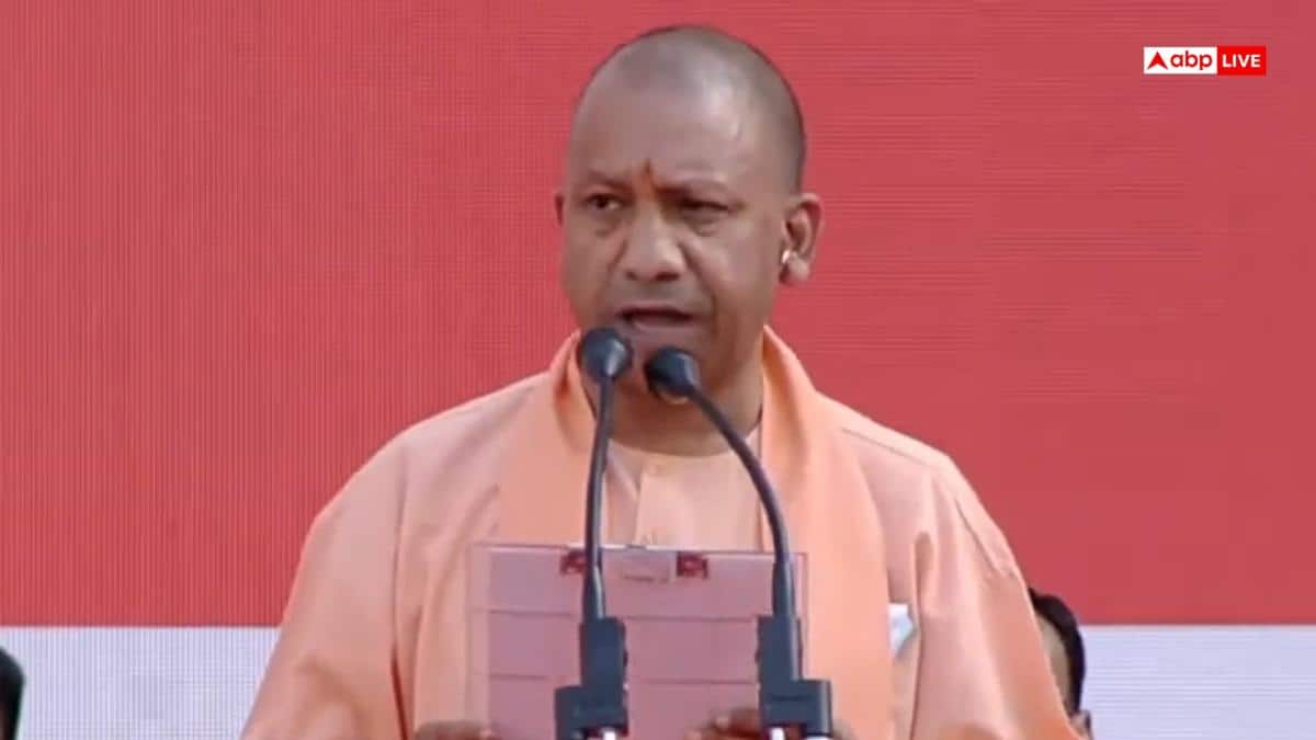 2022 में शपथ लेते सीएम योगी आदित्यनाथ