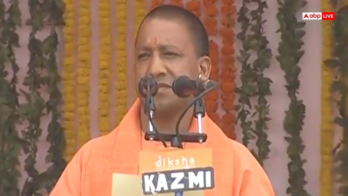 2017 में सीएम पद की शपथ के दौरान योगी आदित्यनाथ