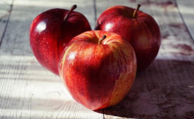 Apple Health Benefits: સવારે ખાલી પેટ 1 સફરજન ખાવાથી શરીરના વધતા વજનને ઘટાડી શકાય છે. તમને જણાવી દઈએ કે સફરજન ફાઈબરનો સારો સ્ત્રોત છે, જેનાથી પેટ લાંબા સમય સુધી ભરેલું લાગે છે. આ કારણે તમે અતિશય આહારથી બચી શકો છો.