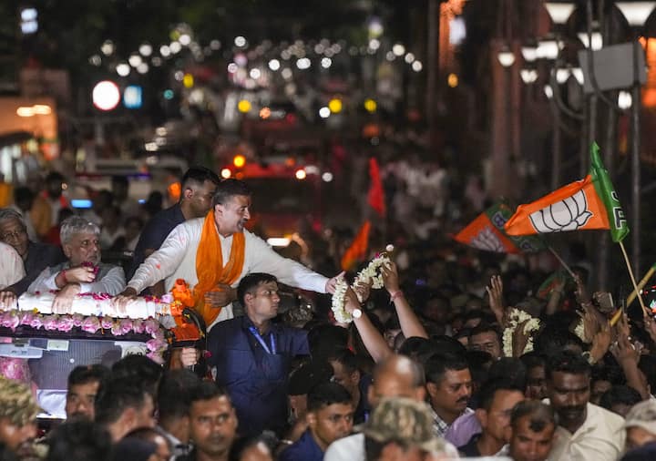 নন্দীগ্রামে ৯৬৬৫ ভোটে তৃণমূলের পবিত্র করকে হারিয়েছেন শুভেন্দু অধিকারী। তাঁর প্রাপ্ত ভোট ১ লক্ষ ২৭ হাজার ৩০১