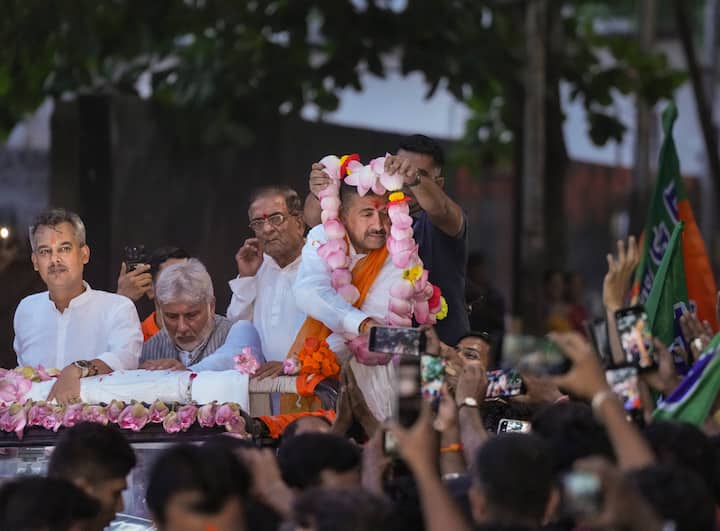 জমজমাট মিছিলে ছিল প্রচুর মানুষের ভিড়। রাজ্যের নতুন মুখ্যমন্ত্রীকে একবার দেখতে হাজির হয়েছিলেন অসংখ্য মানুষ। হুডখোলা গাড়িতে চড়ে শোভাযাত্রা করেন তিনি।