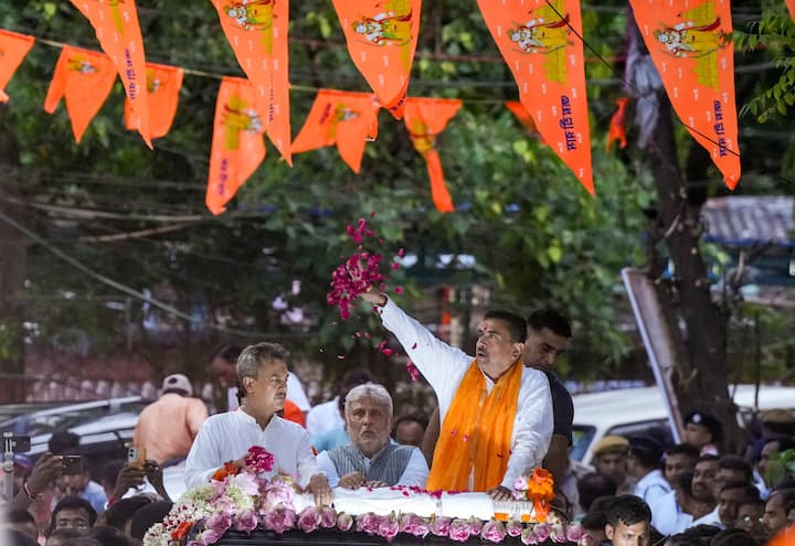 পদ্মফুল দিয়ে সাজানো হুডখোলা গাড়িতে চড়ে ভবানীপুরে রোড শো করেন মুখ্যমন্ত্রী শুভেন্দু অধিকারী। তাঁকে পদ্মের মালা পরিয়ে অভ্যর্থনাও জানানো হয়।