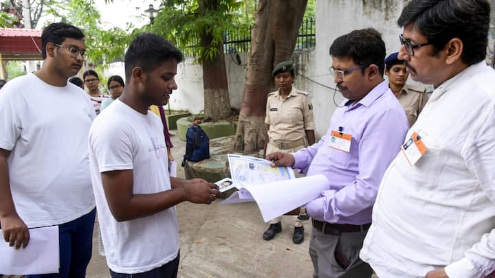इतनी सख्त सुरक्षा व्यवस्था के बावजूद पेपर लीक के आरोप सामने आने के बाद अब सबसे बड़ा सवाल यही है कि आखिर सेंध कहां लगी है. जांच एजेंसियों के शुरुआती अनुमान के अनुसार गड़बड़ी प्रिंटिंग प्रेस, पेपर सेटिंग प्रक्रिया या ट्रांसपोर्टेशन के किसी चरण में हुई हो सकती है. कुछ रिपोर्ट में यह भी कहा गया है कि कथित गैस पेपर परीक्षा से कई दिन पहले कुछ लोगों तक पहुंच चुका था.