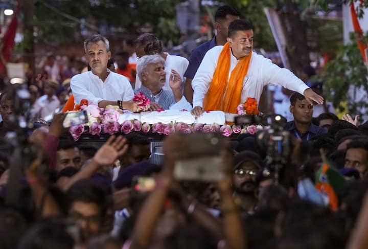 আশপাশের বাড়ির ছাদে, বারান্দায় ভিড় জমিয়েছিলেন স্থানীয় বাসিন্দারা। পুষ্পবৃষ্টি করে স্বাগত জানানো হয় শুভেন্দু অধিকারীকে।