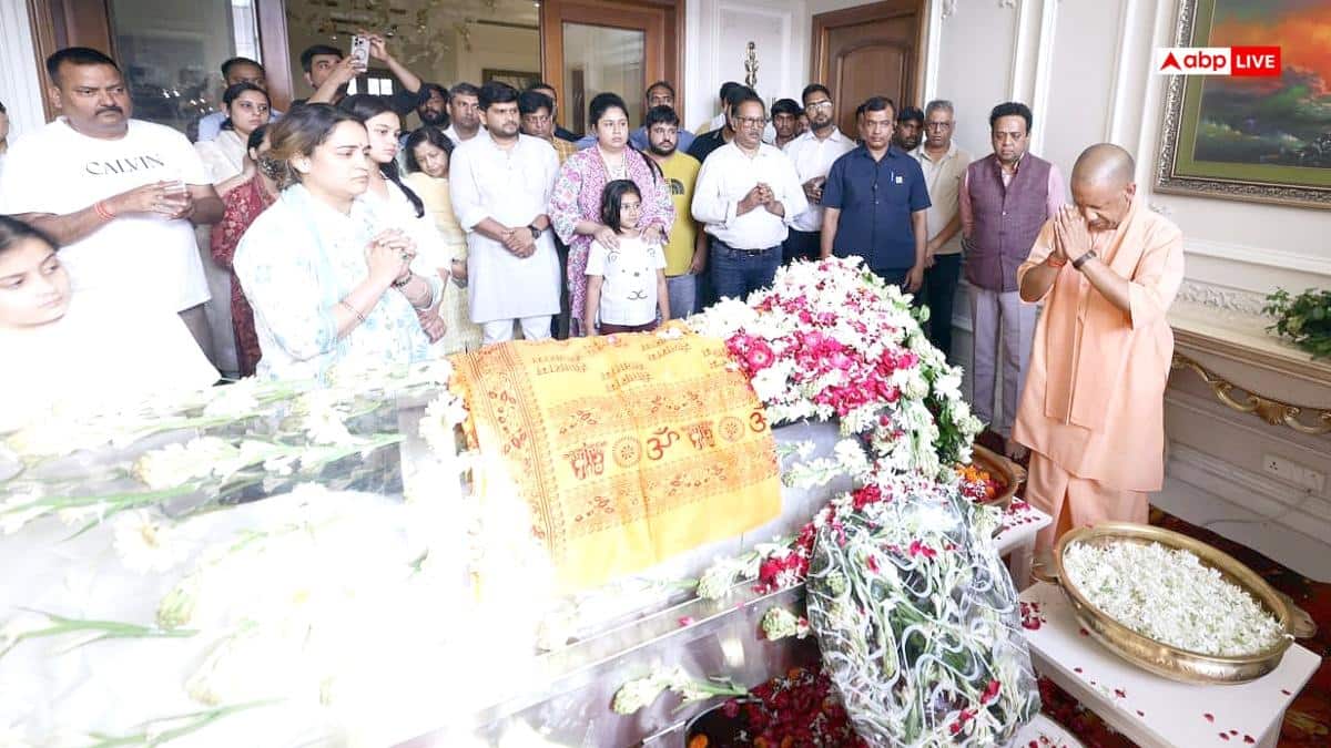प्रतीक यादव के पार्थिव शरीर के सामने भावुक हुए अखिलेश यादव, नहीं रुक रहे अपर्णा के आंसू, देखें तस्वीरें