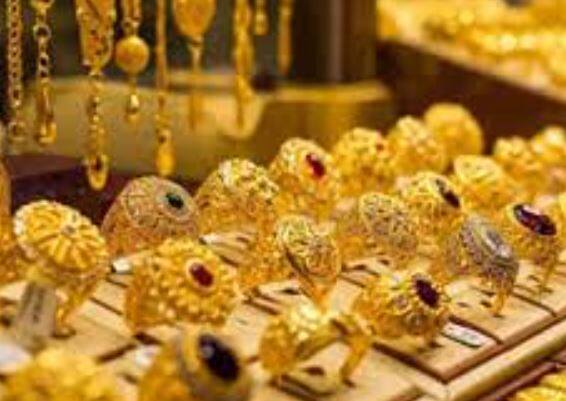 ਭਾਰਤ ਵਿੱਚ ਹਰ ਰਾਜ ਵਿੱਚ ਸੋਨੇ ਦੀ ਕੀਮਤ ਵੱਖ-ਵੱਖ ਹੁੰਦੀ ਹੈ। ਕੁਝ ਰਾਜ ਅਜੇਹੇ ਹਨ ਜਿੱਥੇ ਹੋਰ ਸੂਬਿਆਂ ਨਾਲੋਂ ਸੋਨਾ ਸਸਤਾ ਮਿਲਦਾ ਹੈ। ਇਸ ਦੇ ਪਿੱਛੇ ਟਰਾਂਸਪੋਰਟ ਖਰਚਾ, ਮੰਗ ਅਤੇ ਸਪਲਾਈ, ਲੋਕਲ ਟੈਕਸ, ਐਂਟਰੀ ਟੈਕਸ ਅਤੇ ਬਾਜ਼ਾਰ ਵਿੱਚ ਮੁਕਾਬਲੇ ਵਰਗੇ ਕਾਰਨ ਹੁੰਦੇ ਹਨ। ਜੇ ਤੁਸੀਂ ਵੀ ਸੋਨਾ ਖਰੀਦਣ ਦੀ ਸੋਚ ਰਹੇ ਹੋ ਤਾਂ ਇਨ੍ਹਾਂ ਰਾਜਾਂ ਬਾਰੇ ਜਾਣਨਾ ਜ਼ਰੂਰੀ ਹੈ।