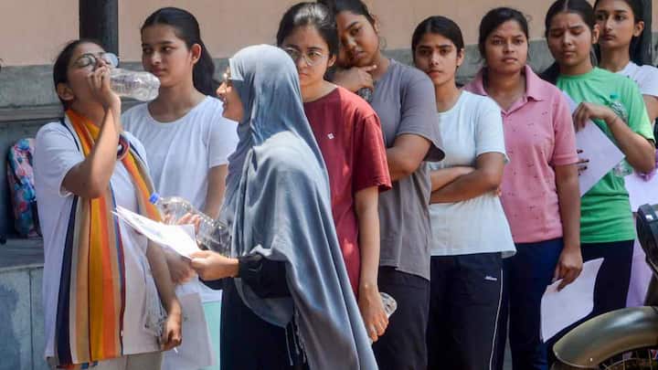 NEET पेपर लीक के बाद अब यही बहस तेज हो गई है कि क्या पूरा सिस्टम ऑनलाइन किया जाना चाहिए. विशेषज्ञों की मानें तो ऑनलाइन एग्जाम ज्यादा सुरक्षित हो सकता है, लेकिन इसके लिए देशभर में मजबूत डिजिटल इंफ्रास्ट्रक्चर जरूरी है. फिलहाल यह साफ है कि दोनों ही सिस्टम में अपनी-अपनी चुनौतियां हैं, लेकिन तकनीक और सुरक्षा बढ़ाकर परीक्षा को ज्यादा पारदर्शी बनाया जा सकता है.
