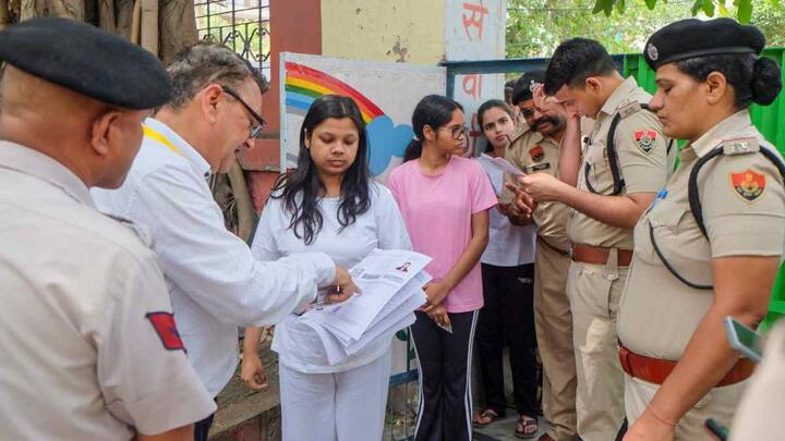 NEET अभी भी ऑफलाइन मोड में होता है, जबकि JEE (Joint Entrance Examination) का मुख्य पेपर ऑनलाइन यानी CBT (Computer Based Test) होता है. यानी JEE में सवालों के कई सेट होते हैं और हर कैंडिडेट को अलग क्रम में पेपर मिलता है. इससे कॉपी या लीक करना लगभग नामुमकिन हो जाता है. वहीं NEET में एक ही पेपर होता है, जिससे सुरक्षा चुनौती बढ़ जाती है.
