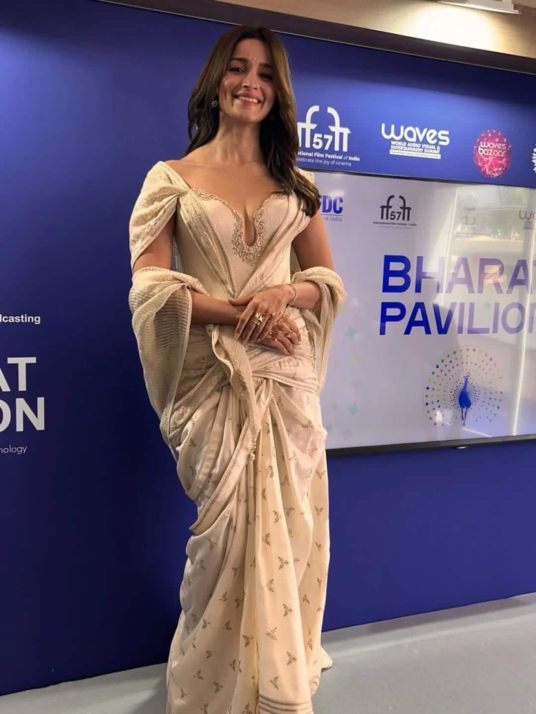 Cannes 2026: नोज पिन-बिंदी लगाए आलिया भट्ट का दिखा देसी लुक, साड़ी में ढाया कहर, देखें तस्वीरें