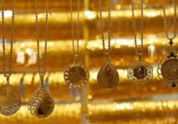 ਕਿਹੜੇ ਰਾਜਾਂ ਵਿੱਚ ਮਿਲਦਾ ਹੈ ਸਸਤਾ ਸੋਨਾ?  ਤਾਮਿਲਨਾਡੂ  ਤਮਿਲਨਾਡੂ ਸੋਨੇ ਦੇ ਗਹਿਣਿਆਂ ਦੀ ਰਵਾਇਤੀ ਕਾਰੀਗਰੀ ਲਈ ਮਸ਼ਹੂਰ ਹੈ। ਚੇਨਈ ਸੋਨੇ ਦੇ ਕਾਰੋਬਾਰ ਦਾ ਵੱਡਾ ਕੇਂਦਰ ਹੈ। ਇੱਥੇ ਮਜ਼ਬੂਤ ਸਪਲਾਈ ਚੇਨ ਅਤੇ ਤਜਰਬੇਕਾਰ ਵਪਾਰੀਆਂ ਕਰਕੇ ਉਤਪਾਦਨ ਲਾਗਤ ਘੱਟ ਰਹਿੰਦੀ ਹੈ, ਜਿਸ ਨਾਲ ਸੋਨਾ ਸਸਤਾ ਮਿਲਦਾ ਹੈ।  ਕੇਰਲ  ਕੇਰਲ ਨੂੰ ਭਾਰਤ ਦੀ “ਗੋਲਡ ਕੈਪੀਟਲ” ਵੀ ਕਿਹਾ ਜਾਂਦਾ ਹੈ। ਇੱਥੇ ਸੋਨੇ ਦੀ ਖਪਤ ਅਤੇ ਬਾਜ਼ਾਰ ਵਿੱਚ ਮੁਕਾਬਲਾ ਦੋਵੇਂ ਕਾਫ਼ੀ ਜ਼ਿਆਦਾ ਹਨ।  ਕੋਚੀ ਵਰਗੇ ਆਯਾਤ ਕੇਂਦਰ ਨੇੜੇ ਹੋਣ ਕਰਕੇ ਟਰਾਂਸਪੋਰਟ ਖਰਚਾ ਘੱਟ ਹੁੰਦਾ ਹੈ।  ਕਰਨਾਟਕ  ਇਸ ਰਾਜ, ਖ਼ਾਸ ਕਰਕੇ ਬੰਗਲੁਰੂ ਵਿੱਚ ਸੋਨੇ ਦਾ ਬਾਜ਼ਾਰ ਕਾਫ਼ੀ ਮੁਕਾਬਲੇ ਵਾਲਾ ਹੈ। ਇੱਥੇ ਰਾਸ਼ਟਰੀ ਅਤੇ ਸਥਾਨਕ ਦੋਵੇਂ ਕਿਸਮ ਦੇ ਗਹਿਣੇ ਵਿਕਰੇਤਾ ਮੌਜੂਦ ਹਨ, ਜਿਸ ਨਾਲ ਗਾਹਕਾਂ ਨੂੰ ਵਧੀਆ ਚੋਣ ਅਤੇ ਠੀਕ ਕੀਮਤ ਮਿਲਦੀ ਹੈ।  ਪੱਛਮੀ ਬੰਗਾਲ  ਪੱਛਮੀ ਬੰਗਾਲ ਵਿੱਚ ਕੋਲਕਾਤਾ ਆਪਣੇ ਖ਼ਾਸ ਸੋਨੇ ਦੇ ਡਿਜ਼ਾਈਨਾਂ ਲਈ ਜਾਣਿਆ ਜਾਂਦਾ ਹੈ। ਇੱਥੇ ਮਜ਼ਦੂਰੀ ਦੀ ਲਾਗਤ ਘੱਟ ਹੈ ਅਤੇ ਹੁਨਰਮੰਦ ਕਾਰੀਗਰ ਘੱਟ ਖਰਚ ਵਿੱਚ ਵਧੀਆ ਗਹਿਣੇ ਤਿਆਰ ਕਰਦੇ ਹਨ, ਜਿਸ ਨਾਲ ਸੋਨੇ ਦੀ ਕੁੱਲ ਕੀਮਤ ਘੱਟ ਰਹਿੰਦੀ ਹੈ।  ਮਹਾਰਾਸ਼ਟਰ  ਮਹਾਰਾਸ਼ਟਰ ਵਿੱਚ ਮੁੰਬਈ ਸੋਨੇ ਦੇ ਵਪਾਰ ਲਈ ਇੱਕ ਪ੍ਰਮੁੱਖ ਕੇਂਦਰ ਹੈ। ਮੁੰਬਈ ਪੋਰਟ ਨੇੜੇ ਹੋਣ ਕਰਕੇ ਟਰਾਂਸਪੋਰਟ ਲਾਗਤ ਘੱਟ ਰਹਿੰਦੀ ਹੈ। ਇਸੇ ਕਰਕੇ ਇੱਥੇ ਸੋਨੇ ਦੀ ਕੀਮਤ ਕਈ ਵਾਰ ਹੋਰ ਸ਼ਹਿਰਾਂ ਨਾਲੋਂ ਕੁਝ ਘੱਟ ਹੁੰਦੀ ਹੈ।
