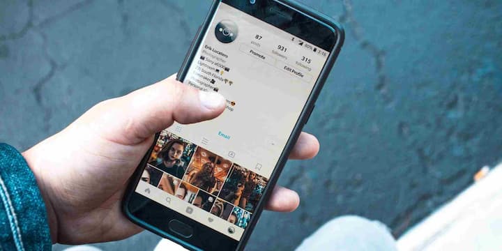 Android स्मार्टफोन्स में Google की तरफ से Find My Device नाम का फीचर दिया जाता है. यह फीचर फोन खो जाने की स्थिति में उसकी लोकेशन पता लगाने में मदद करता है. अगर फोन बंद हो गया हो तब भी यह उसकी आखिरी एक्टिव लोकेशन दिखा सकता है. इसके लिए जरूरी है कि फोन में पहले से Google अकाउंट लॉगिन हो और Find My Device फीचर चालू किया गया हो. जब यूजर किसी दूसरे डिवाइस या कंप्यूटर से उसी अकाउंट में लॉगिन करता है तो उसे उस फोन की आखिरी लोकेशन मैप पर दिखाई दे सकती है.