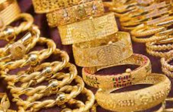 Cheapest Gold in India : ਮੱਧ ਪੂਰਬ ਵਿੱਚ ਚੱਲ ਰਹੇ ਤਣਾਅ ਦਾ ਅਸਰ ਕਈ ਦੇਸ਼ਾਂ ਦੀ ਅਰਥਵਿਵਸਥਾ ‘ਤੇ ਪੈ ਰਿਹਾ ਹੈ। ਇਸ ਦਾ ਪ੍ਰਭਾਵ ਸੋਨੇ ਅਤੇ ਚਾਂਦੀ ਦੀਆਂ ਕੀਮਤਾਂ ‘ਤੇ ਵੀ ਸਾਫ਼ ਦੇਖਣ ਨੂੰ ਮਿਲ ਰਿਹਾ ਹੈ। ਹਾਲੀਆ ਸਮੇਂ ਵਿੱਚ ਸੋਨੇ ਅਤੇ ਚਾਂਦੀ ਦੇ ਭਾਅ ਕਾਫ਼ੀ ਵਧ ਗਏ ਹਨ, ਜਿਸ ਕਾਰਨ ਕਈ ਲੋਕ ਸੋਨਾ ਖਰੀਦਣ ਤੋਂ ਬਚ ਰਹੇ ਹਨ।
