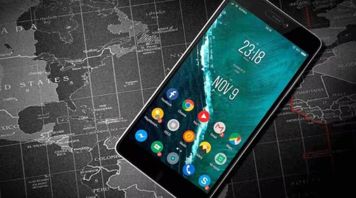 ગૂગલ એન્ડ્રોઇડ સ્માર્ટફોનમાં Find My Device  નામની સુવિધા પ્રદાન કરે છે. આ સુવિધા ખોવાયેલા ફોનને શોધવામાં મદદ કરે છે. જો ફોન બંધ હોય તો પણ, તે તેનું અંતિમ  લોકેશન જોઈ શકે છે. આ માટે જરૂરી છે કે ફોન પહેલાથી જ ગૂગલ એકાઉન્ટમાં લોગ ઇન થયેલ હોય અને Find My Device સુવિધા સક્ષમ કરવામાં આવી હોય.