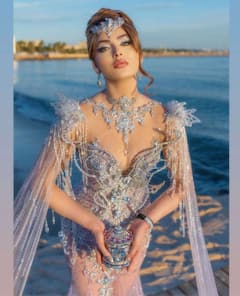 Urvashi Rautela Photos : సాగర తీరంలో ఊర్వశి - భువిపై దేవ కన్య దిగి వచ్చిందా...