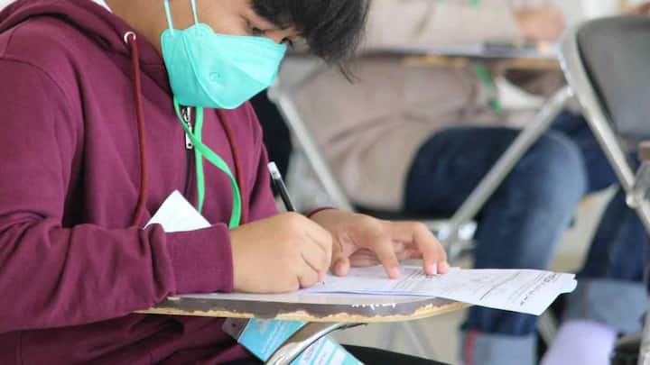 NEET जैसी परीक्षा अभी ऑफलाइन मोड में होती है, जहां एक ही दिन में देशभर के लाखों छात्र परीक्षा देते हैं. पेपर पहले से छपकर अलग-अलग सेंटरों पर भेजा जाता है. इसी प्रोसेस में कहीं न कहीं लीक या गड़बड़ी का खतरा बढ़ जाता है. क्योंकि पेपर फिजिकल फॉर्म में होता है, इसलिए उसे ट्रांसपोर्ट करना, स्टोर करना और सेंटर तक पहुंचाना हर जगह सुरक्षा चुनौती बन जाता है. यही वजह है कि पेपर लीक जैसी घटनाएं सामने आती हैं.