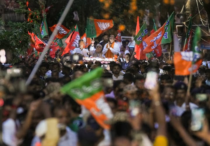 ১৫ হাজার ১০৫ ভোটে ভবানীপুরে মমতা বন্দ্যোপাধ্যায়কে হারিয়ে জয়ী হয়েছেন শুভেন্দু অধিকারী। তাঁর প্রাপ্ত ভোট ৭৩ হাজার ৯১৭