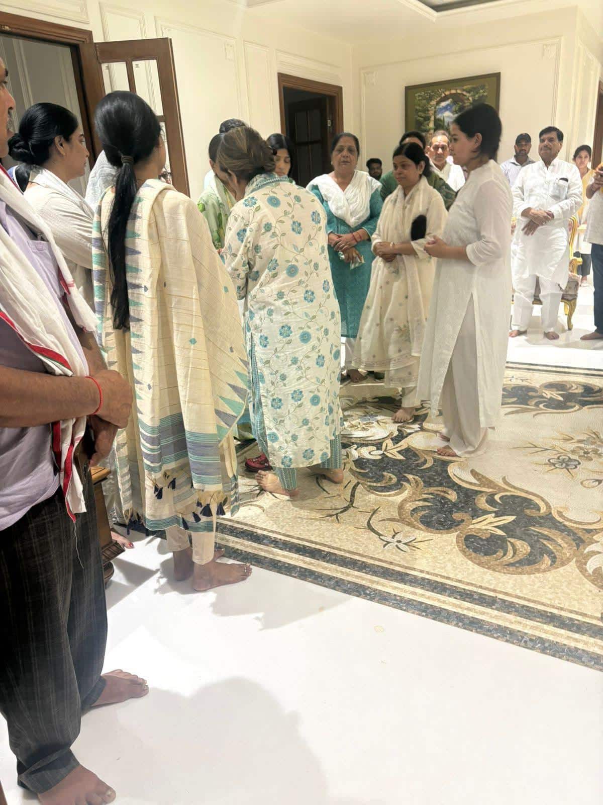 प्रतीक यादव के पार्थिव शरीर के सामने भावुक हुए अखिलेश यादव, नहीं रुक रहे अपर्णा के आंसू, देखें तस्वीरें