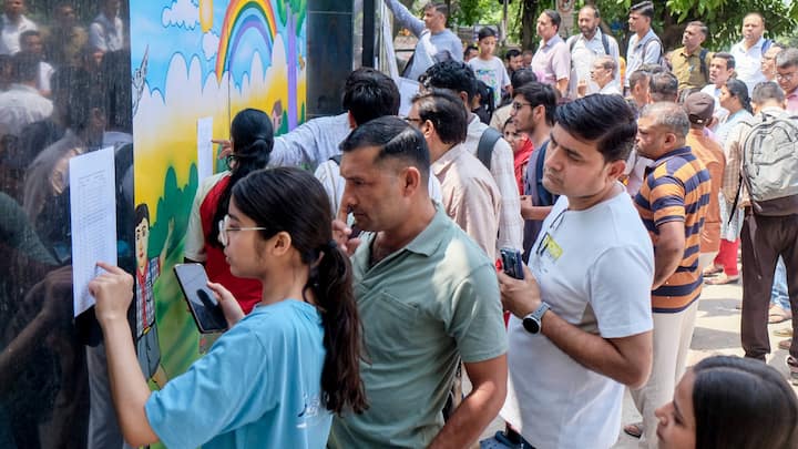 नीट जैसे बड़े एग्जाम के प्रश्न पत्र की सुरक्षा के लिए कई हाईटेक तकनीक का इस्तेमाल किया जाता है. हर प्रश्न पत्र पर एक यूनिक कोड या वाटर मार्क लगाया जाता है. इससे किसी भी गड़बड़ी की स्थिति में यह पता लगाया जा सकता है कि पेपर किस सेंटर या कमरे से बाहर आया है. प्रश्न पत्र को सील करने के बाद जीपीएस ट्रैकिंग वाले वाहनों से स्ट्रांग रूम और परीक्षा केंद्रों तक पहुंचाया जाता है.