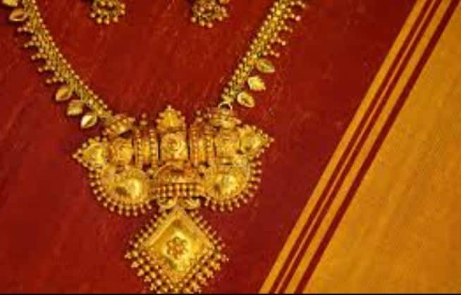 ਸੋਨਾ ਖਰੀਦਣ ਤੋਂ ਪਹਿਲਾਂ ਕੀ ਕਰਨਾ ਚਾਹੀਦਾ ਹੈ?  ਜੇ ਤੁਸੀਂ ਸਸਤਾ ਸੋਨਾ ਖਰੀਦਣਾ ਚਾਹੁੰਦੇ ਹੋ ਤਾਂ ਵੱਖ-ਵੱਖ ਸ਼ਹਿਰਾਂ ਦੇ ਰੇਟਾਂ ਦੀ ਤੁਲਨਾ ਜ਼ਰੂਰ ਕਰੋ। ਨਾਲ ਹੀ ਹਾਲਮਾਰਕ ਅਤੇ ਮੇਕਿੰਗ ਚਾਰਜ ਵੀ ਚੈੱਕ ਕਰੋ ਤਾਂ ਜੋ ਤੁਹਾਨੂੰ ਅਸਲੀ ਅਤੇ ਠੀਕ ਕੀਮਤ ਵਾਲਾ ਸੋਨਾ ਮਿਲ ਸਕੇ।