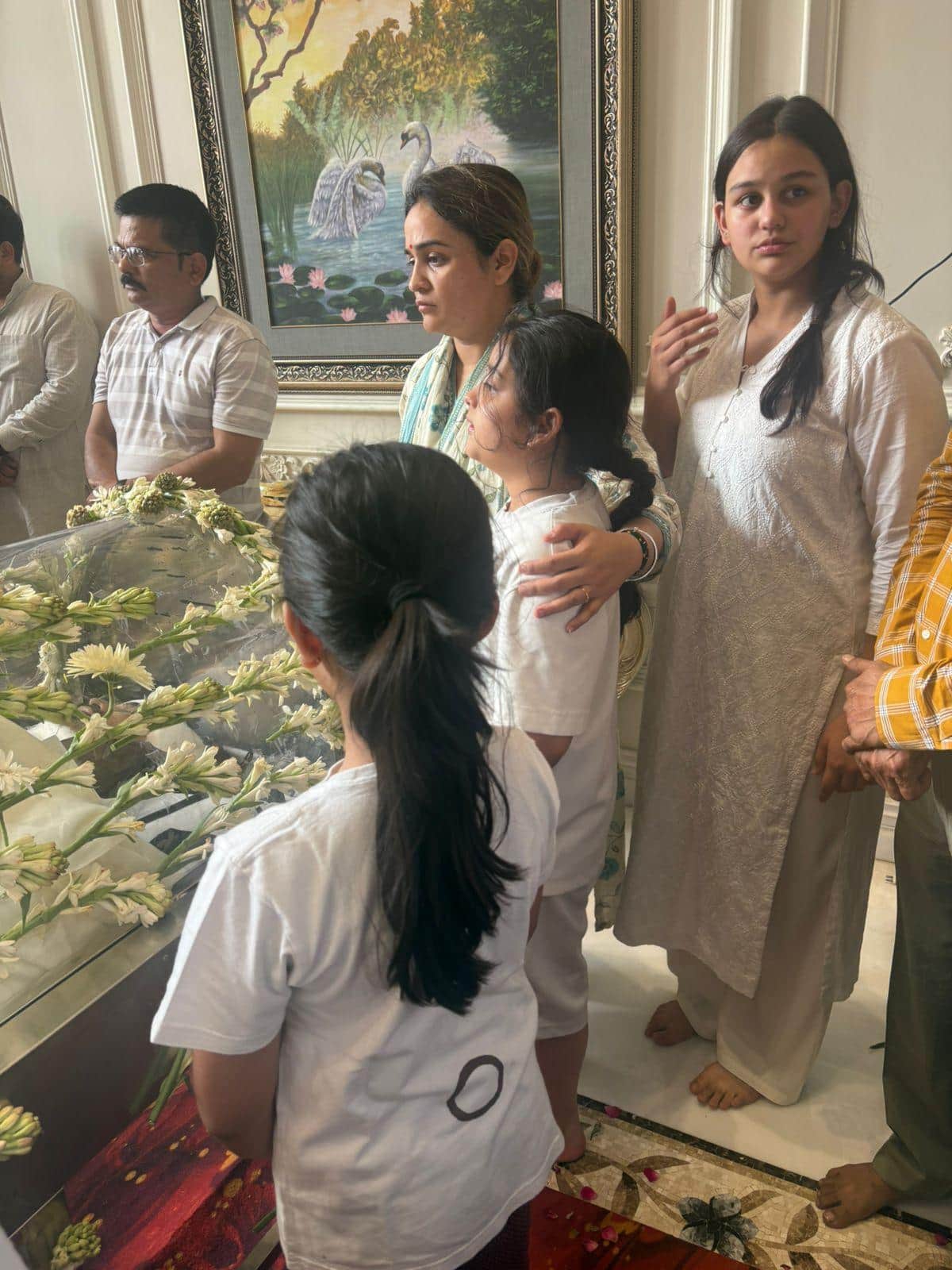 प्रतीक यादव के पार्थिव शरीर के सामने भावुक हुए अखिलेश यादव, नहीं रुक रहे अपर्णा के आंसू, देखें तस्वीरें