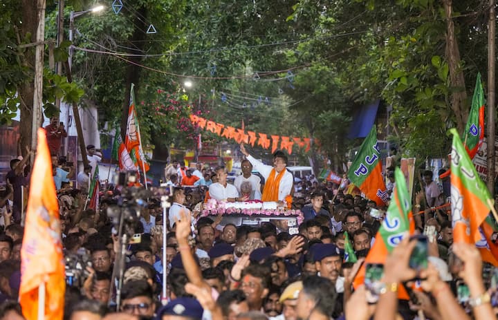 ভবানীপুর বিধানসভা কেন্দ্রে মমতা বন্দ্যোপাধ্যায়কে হারিয়ে তাঁকে প্রাক্তন মুখ্যমন্ত্রী করেছেন শুভেন্দু অধিকারী। বুধবার বিকেলে এই ভবানীপুরেই ছিল তাঁর 'অভিনন্দন যাত্রা'।