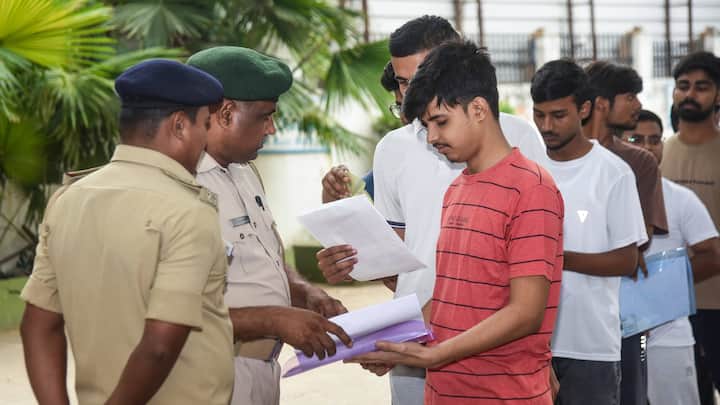 प्रिंटिंग एरिया में जेमर्स लगाए जाते हैं ताकि कोई भी वायरलेस कम्युनिकेशन संभव न हो सके. प्रेस के हर हिस्से में 24 घंटे सीसीटीवी निगरानी रहती है और इसका बैकअप लंबे समय तक सुरक्षित रखा जाता है. हर गेट पर सुरक्षा गार्ड तैनात रहते हैं और किसी भी बाहरी व्यक्ति के प्रवेश पर पूरी तरह रोक होती है.