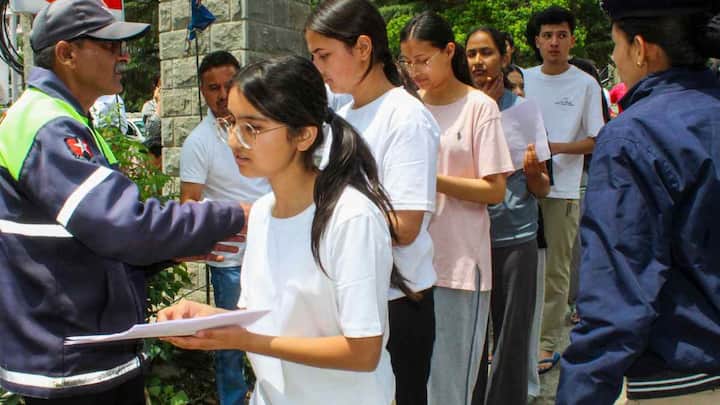 NEET (National Eligibility cum Entrance Test) मेडिकल कोर्स में एडमिशन के लिए होने वाली देश की सबसे बड़ी परीक्षा होती है, जिसे NTA (National Testing Agency) कराती है. हाल ही में इस परीक्षा में पेपर लीक और गड़बड़ी के आरोप सामने आए, जिसके बाद कई जगहों पर जांच शुरू हुई. इस मामले ने छात्रों और अभिभावकों दोनों को परेशान कर दिया.