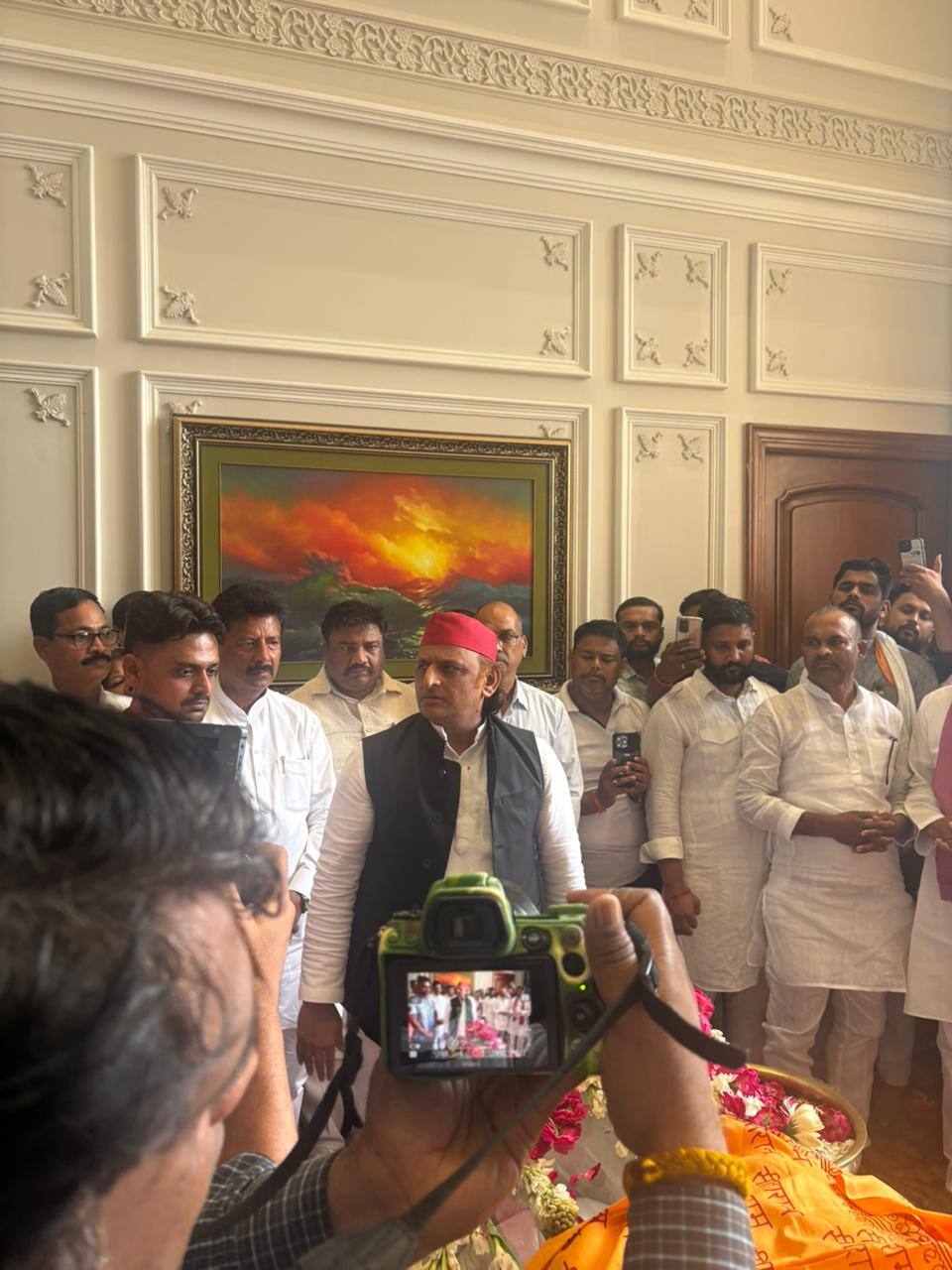 प्रतीक यादव के पार्थिव शरीर के सामने भावुक हुए अखिलेश यादव, नहीं रुक रहे अपर्णा के आंसू, देखें तस्वीरें