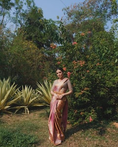 Neha Shetty Gold Jewellery: అంతా బంగారమే, పుత్తడి బొమ్మలా ముస్తాబైన రాధిక!