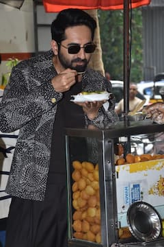 पानी पूरी स्टॉल पर 'पति पत्नी और वो दो' की कास्ट का दिखा फूडी अंदाज, चाट खाते दिखे आयुष्मान-सारा