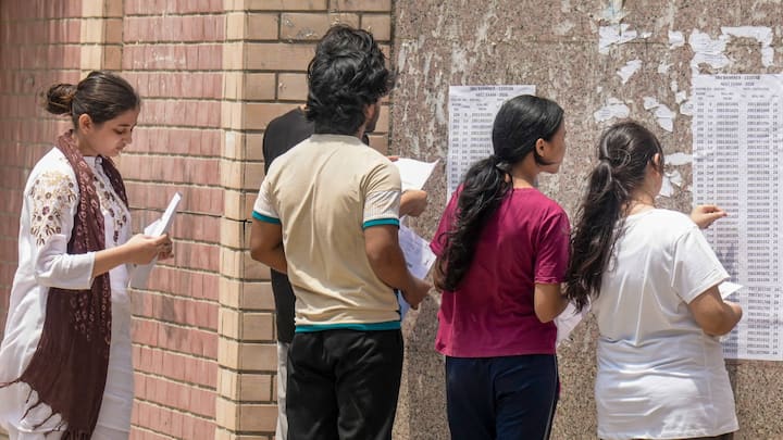 प्रश्न पत्र तैयार होने के बाद उसे हाई सिक्योरिटी प्रिंटिंग प्रेस में भेजा जाता है. एनटीए केवल उन्हीं प्रिंटिंग प्रेस को यह जिम्मेदारी देता है जो सुरक्षा ऑडिट और तकनीक जांच में पास होते हैं. पेपर छपाई वाले परिसर को पूरी तरह नो नेटवर्क जॉन बनाया जाता है. यहां मोबाइल फोन, कैमरा और किसी भी इलेक्ट्रॉनिक डिवाइस की अनुमति नहीं होती है.