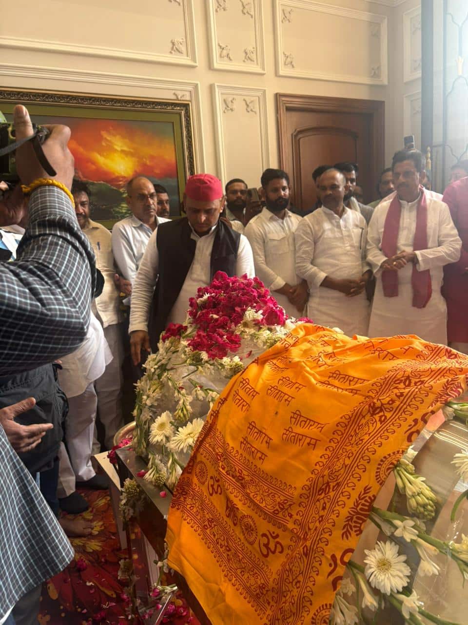 प्रतीक यादव के पार्थिव शरीर के सामने भावुक हुए अखिलेश यादव, नहीं रुक रहे अपर्णा के आंसू, देखें तस्वीरें