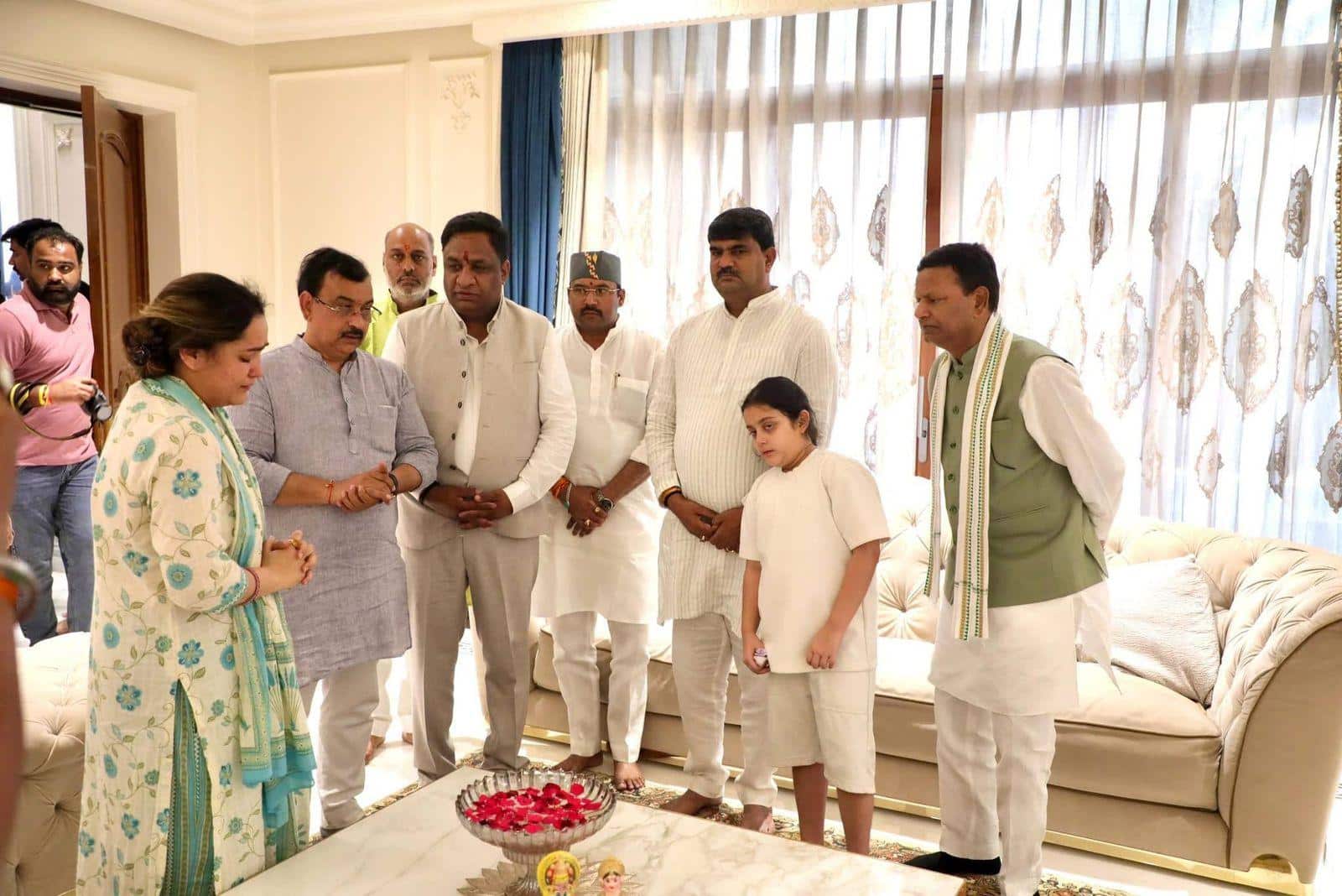 प्रतीक यादव के पार्थिव शरीर के सामने भावुक हुए अखिलेश यादव, नहीं रुक रहे अपर्णा के आंसू, देखें तस्वीरें