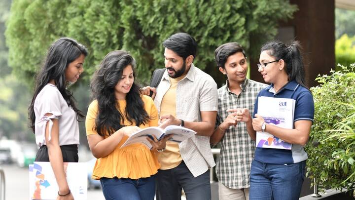 कॉलेज चुनते समय छात्रों को बजट, लोकेशन और कैंपस माहौल जैसी चीजों पर भी ध्यान देना चाहिए. कई बार छात्र आखिरी समय तक आवेदन टालते रहते हैं, जिसकी वजह से अच्छे कॉलेज या पसंदीदा ब्रांच में एडमिशन का मौका छूट जाता है. 