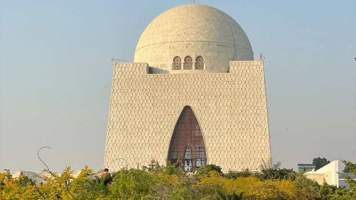 यह अंतर दोनों शहरों की क्रय शक्ति और वहां रहने वाले लोगों के जीवन-स्तर में जमीन-आसमान का फर्क पैदा कर देता है. शहरों की कुल उत्पादन क्षमता यानी जीडीपी के मामले में भी मुंबई का दबदबा कायम है. अकेले मुंबई शहर की जीडीपी आज 310 अरब डॉलर के स्तर को छू रही है.