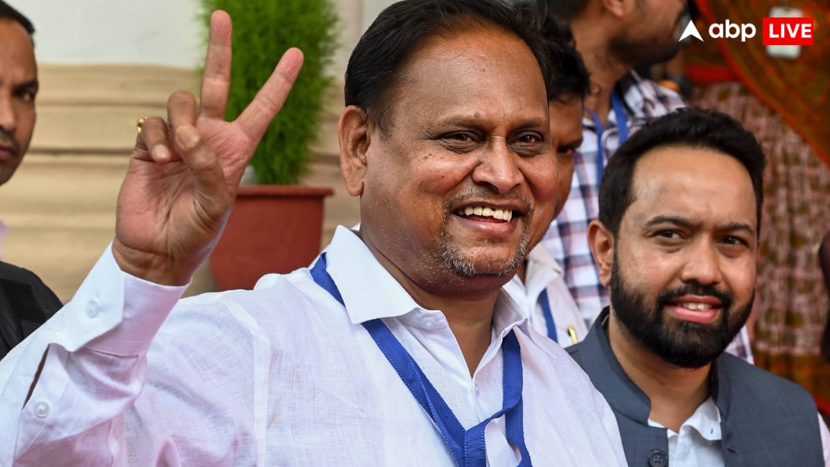 West Bengal News: स्कूलों में 'वंदे मातरम्' अनिवार्य करने पर घमासान, हुमायूं कबीर और BJP ने किया समर्थन