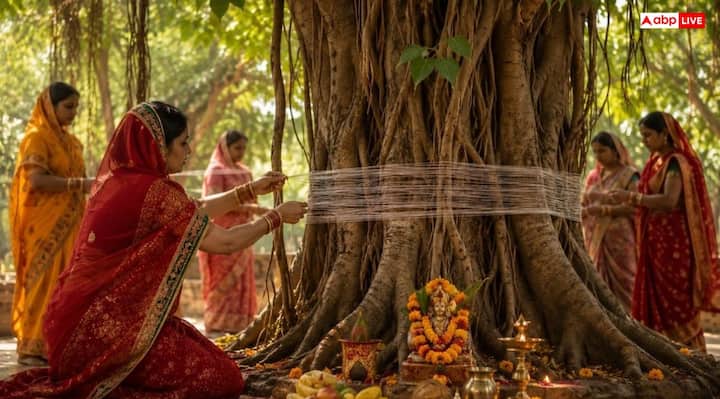 वट सावित्री के दिन वट वृक्ष के नीचे माता सावित्री और सत्यवान की प्रतिमा या चित्र रखकर महिलाएं सामूहिक रूप से इकट्ठा होकर पूजा करती हैं, वृक्ष के चारों ओर कच्चा सूत बांधती हैं और सावित्री-सत्यवान की कथा सुनती हैं.