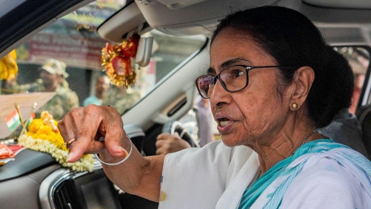 'बंगाल में भी बुलडोजर कल्चर शुरू हो गया...', काला कोट पहनकर वकील के अवतार में HC पहुंचीं ममता, चीफ जस्टिस के सामने करेंगी बहस