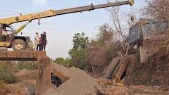 रायगड जिल्ह्यात हायवा ट्रकसह पुल कोसळला; 4 ते 5 गावांचा संपर्क तुटला, ग्रामस्थांचा संताप