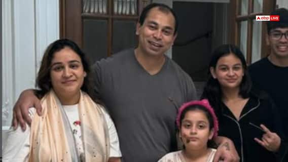 पति प्रतीक यादव के निधन से सदमे में अपर्णा, देर रात तस्वीर शेयर कर लिखा यह पोस्ट पति प्रतीक यादव के निधन से सदमे में अपर्णा, देर रात तस्वीर शेयर कर लिखा यह पोस्ट