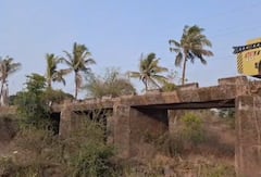 रायगड जिल्ह्यात हायवा ट्रकसह पुल कोसळला; 4 ते 5 गावांचा संपर्क तुटला, ग्रामस्थांचा संताप