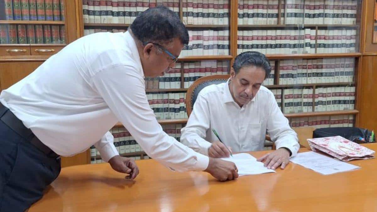 TN Advocate General: கல்லூரி சீனியரை தமிழ்நாட்டின் அட்வகேட் ஜெனரலாக நியமித்த CM விஜய் - யார் இந்த விஜய் நாராயண்?