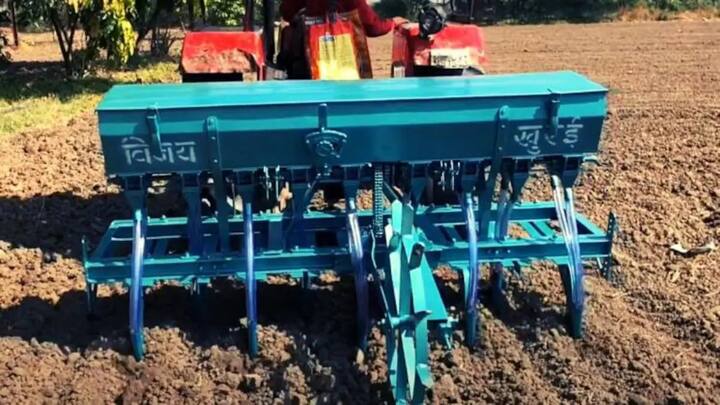 रोटावेटर मिट्टी को बारीक काटकर उसे पूरी तरह भुरभुरा बना देता है. यह फसल के अवशेषों को मिट्टी में अच्छी तरह मिला देता है, जो आगे चलकर नेचुरल खाद का काम करते हैं. कम समय में बेहतरीन सीड-बेड तैयार करने के लिए यह मशीन आज के दौर के हर किसान की पहली पसंद बन चुकी है.