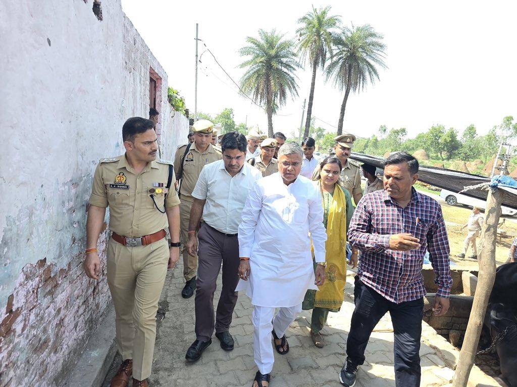 उन्नाव से प्रयागराज, लखीमपुर, भदोही, फतेहपुर और बहराइच तक राहत अभियान, योगी सरकार के मंत्री पहुंचे पीड़ितों के घर, बांटे मुआवजे के चेक